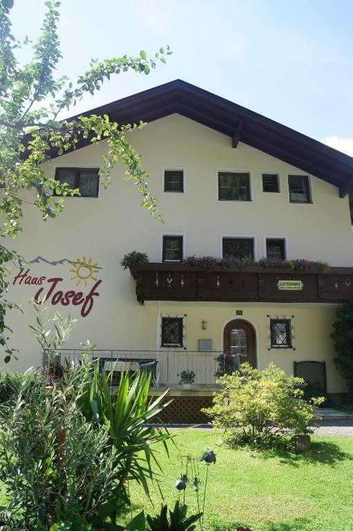Haus Josef Acomodação com café da manhã Mayrhofen Exterior foto