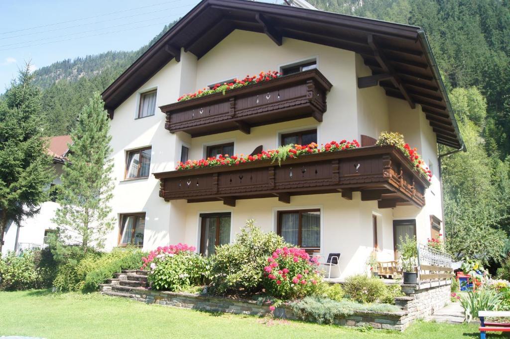 Haus Josef Acomodação com café da manhã Mayrhofen Exterior foto