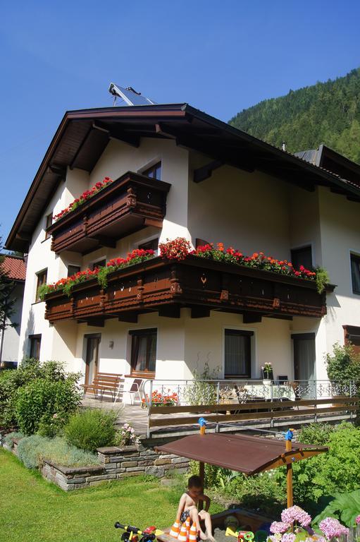 Haus Josef Acomodação com café da manhã Mayrhofen Exterior foto
